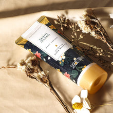 Load image into Gallery viewer, Luxetique Tahiti Island Bath Gift Set, 15pcs Luxury Self Care Kit with Bath Bombs, Essential Oil, Hand Cream, Bath Salt, Tote Bag